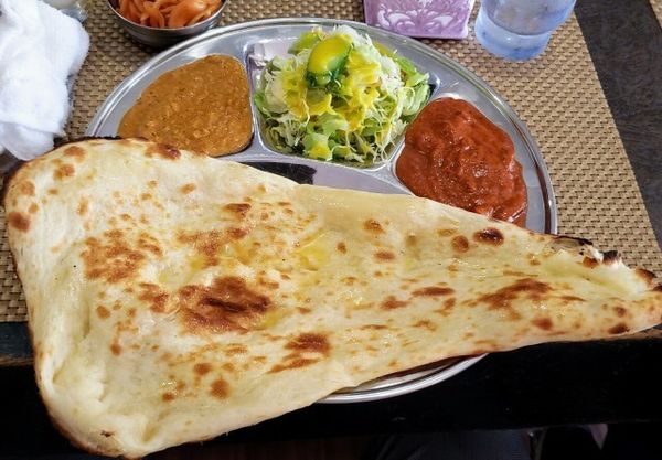 「Ｂランチ（カレー2種・辛口・ナン・サラダ・ラッシー）７７０円」@インド料理 ラムの写真