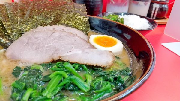 「#特選ラーメン #並 #900円 #お好み普通 #ライス無料」@横浜ラーメン 山本家の写真