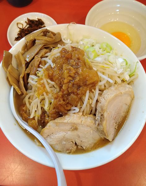 「ラーメン+豚マシ1枚､メンマ､生卵」@豚ゆうの写真