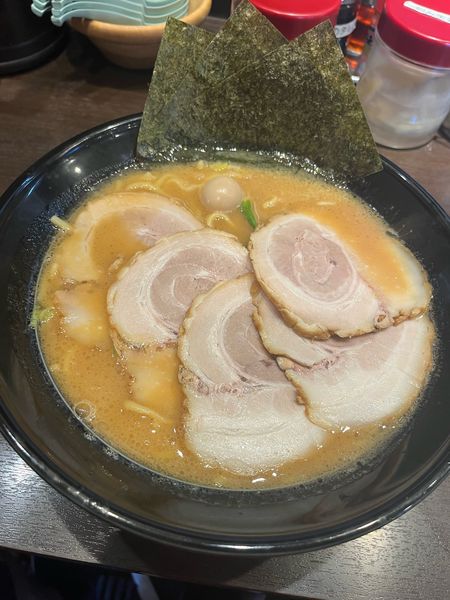 「チャーシュー麺(980円)+麺増し半玉(110円)✖️2」@横浜家系ラーメン 太田商店の写真