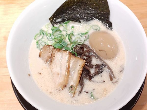 「味玉とんこつ 白」@博多らーめん一心堂 新川店の写真