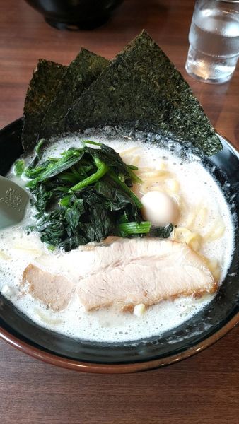 「塩ラーメン➕ほうれん草」@横浜家系ラーメン 吟家 稲毛海岸店の写真