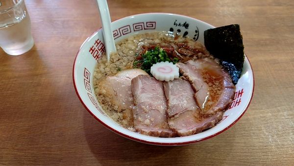 「背脂醤油＋レアチャーシュー」@らぁ麺 ここんの写真