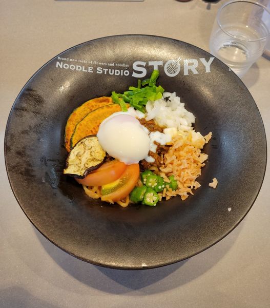 「夏野菜のキーマカレーまぜそば」@NOODLE STUDIO STORYの写真