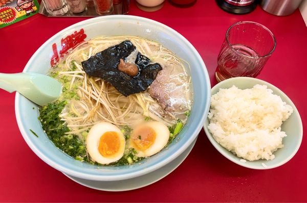 「朝ラーメン中盛 with白髪ネギ／味玉 & 半ライス」@ラーメン山岡家 加古川平岡店の写真