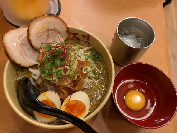 「特製味噌ラーメン1100円、生卵50円」@味噌ラーメン 百庵 西新宿店の写真