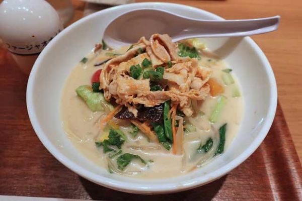 「夏野菜と豚しゃぶ冷やしちゃんぽん（麺少なめ）　790円」@リンガーハット TOKYO PREMIUM 新橋店の写真