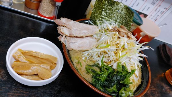 「ラーメン大盛・メンマ・ネギ(硬め濃いめ)￥1300」@雷家の写真