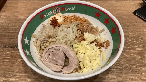 「まぜそば（全マシ）」@ジャンクガレッジ 大宮駅前店の写真