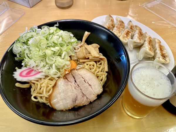 「アサヒスーパードライ＋ぎょうざ→ 一平ソバ＋刻みネギ＋生卵」@油ソバ専門店 一平ソバの写真