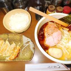 熊本出身 焦がしみそらーめん＋半熟味玉＋餃子半ライスセット