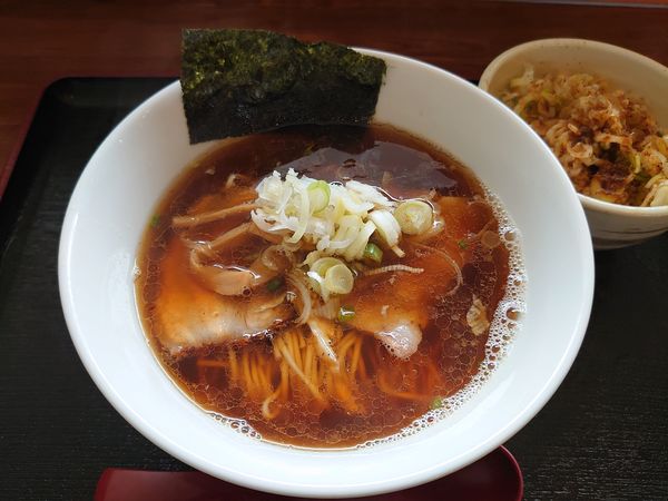 「煮干し醤油ラーメン+ネギ飯」@中華蕎麦 日暈の写真