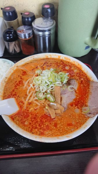 「辛みそら〜めん(無料大盛り)＋半ライス」@北海とんこつら～めん純輝 八千代店の写真