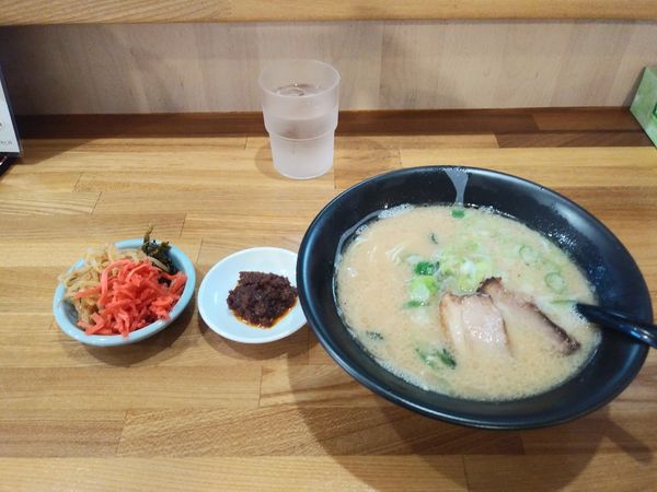 「とんこつラーメン　赤　640円」@あおやまの写真