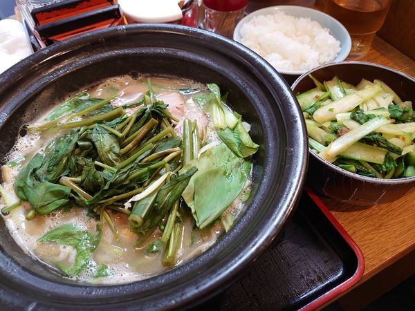 「豚骨塩ラーメン930円＋たっぷり野菜180円＋空芯菜100円」@ラーメン猪太の写真