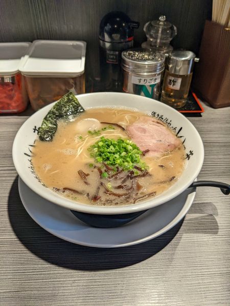 「ラーメン + 玉子」@博多長浜らーめん いっき 戸塚安行店の写真