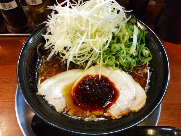 「中洲屋台とんこつラーメン、ネギ、焦がしニンニク」@元祖博多 中洲屋台ラーメン 一竜 大井町店の写真