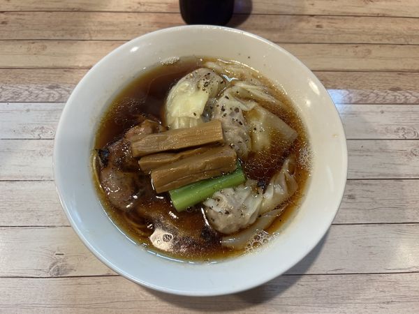 「鴨雲呑中華そば黒(醤油)950円」@世田谷中華そば 祖師谷七丁目食堂の写真