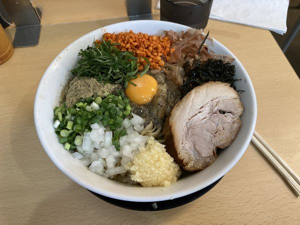 「9月限定 煮干しまぜそば」@鷹の目 獨協大学前本店の写真