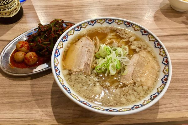 「【限定】豚そば ニラ玉トッピング 1,100円＋赤星 570円」@くじら食堂 nonowa東小金井店の写真