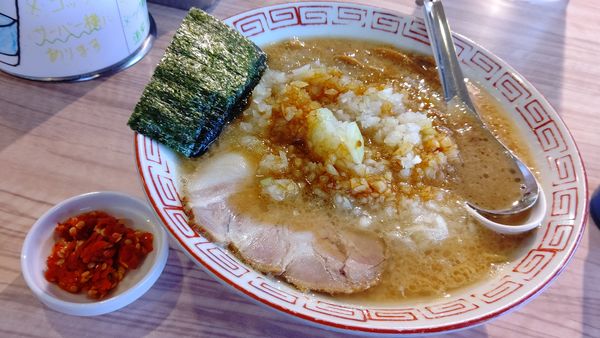 「こってり醤油ラーメン&激辛とうがらし＋玉ねぎ増し８５０円」@中華そば専門店 びんびん亭 瑞穂店の写真