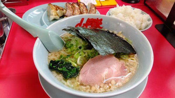 「醤油ラーメン６９０円&半ライス」@山岡家 山梨甲斐店の写真