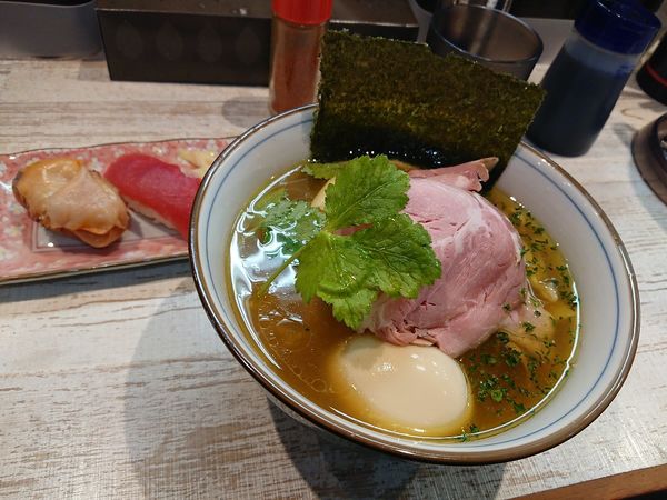 「【気まぐれ限定】旨みかさねそば 特製 にぎり」@中華そば 四つ葉の写真