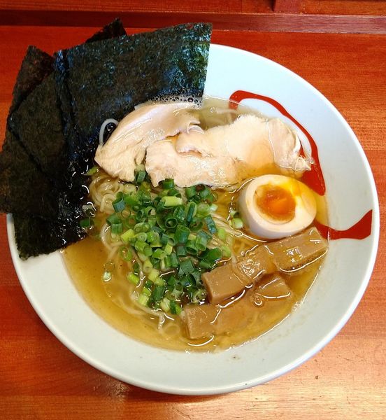 「(限定) 海老油の塩ラーメン 750円＋海苔 100円」@らーめん・油そば 笑びすの写真
