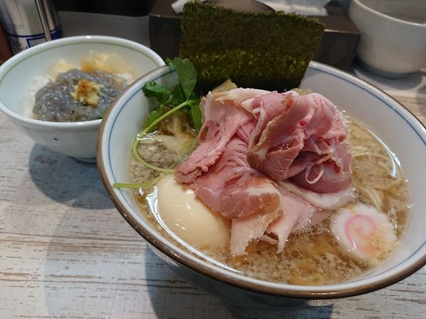 「【気まぐれ限定】背脂魚介そば特製 生しらす丼」@中華そば 四つ葉の写真
