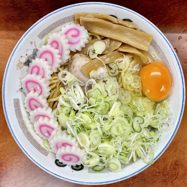 「キリンラガービール → 油そば＋ネギ盛＋なると盛＋生卵」@珍々亭の写真