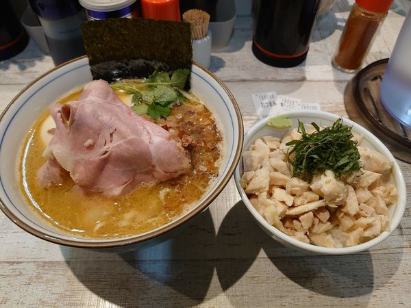 「【気まぐれ限定】地鶏と鰹の白湯 特製 鶏飯」@中華そば 四つ葉の写真