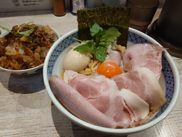 「特製濃厚卵のまぜそば 肉ごはん」@中華そば 四つ葉の写真