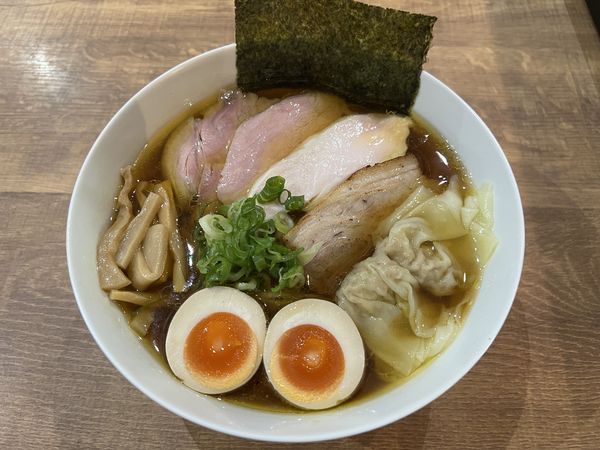 「特製貝出汁醤油ラーめん1100円+ワンタン追加100円」@貝出汁ラーめん クラムの写真