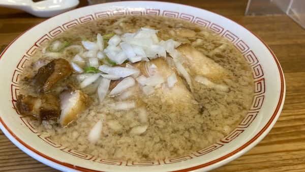 「醤油ラーメン(背脂)　チャーシュー切り落とし」@喜多方食堂 浅草本店の写真