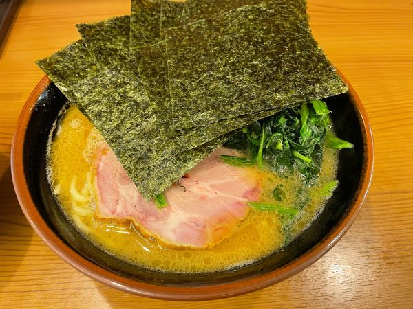 「中盛硬め海苔ほうれん草」@家系らーめん 武将家 外伝の写真
