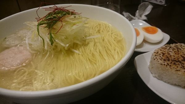 「あら炊き塩らーめん 焼きおにぎり」@麺屋 海神の写真