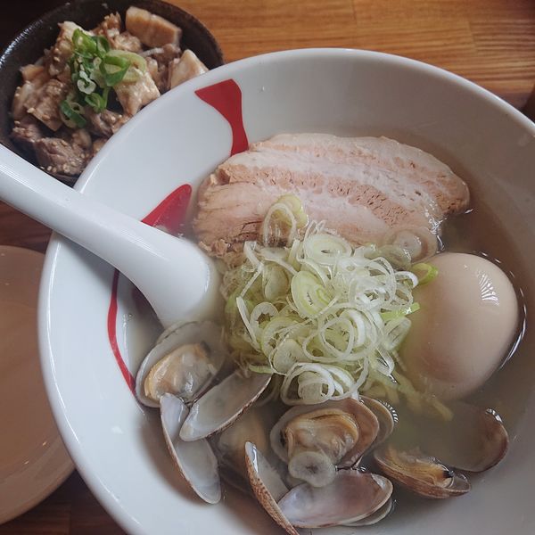 「あさり潮ラーメン980円、はしっこチャーシュー丼380円」@らーめん 月の兎影の写真