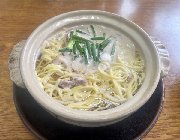 「鍋焼きラーメン並（塩）700円」@鍋焼きラーメン まゆみの店の写真