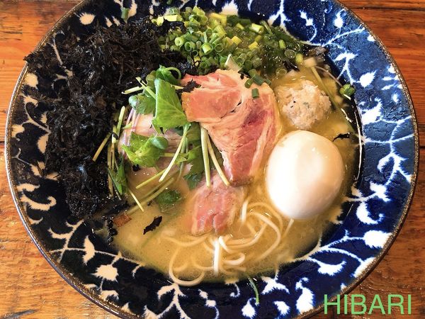 「鶏そば(800円)、ばりのせ(300円)税別価格」@鶏そば HIBARIの写真