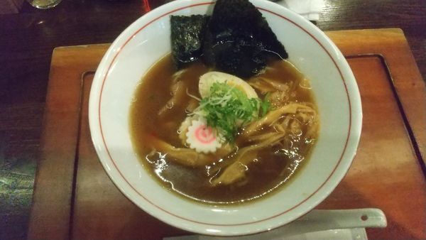 「ハマグリと煮干しと鶏出汁のラーメン(醤油)900円」@めんやニエバナの写真