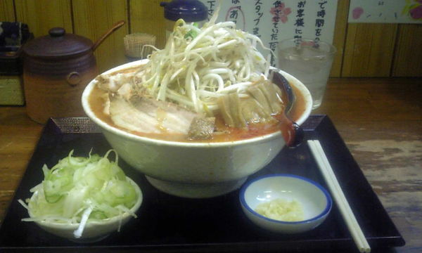「辛味噌ラーメン 特盛 【 チャーシュー（2枚） + ねぎ + 野」@味噌麺処 花道庵の写真