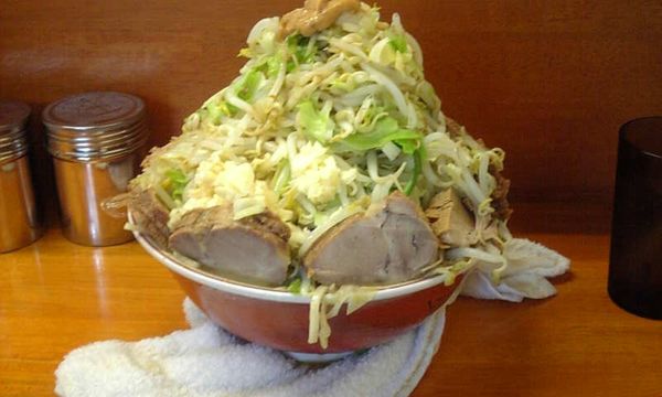 「大ぶたダブル [ ヤサイタワー + 他全マシ ]」@ラーメン二郎 立川店の写真