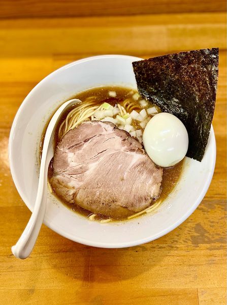 「醤油ソバ + 味玉」@煮干中華ソバ イチカワの写真