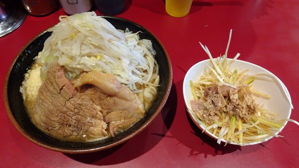 「ラーメン（800円）＋ねぎ（100円）ヤサイニンニクカラメ」@ラーメン二郎 荻窪店の写真