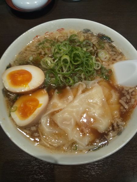 「ワンタン麺（味玉付き）」@来来亭 各務原店の写真