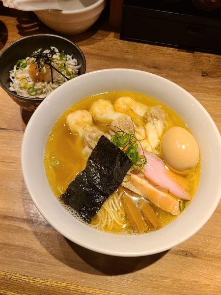 「白旨 特製ワンタン麺+味玉+釜揚げしらすとおろしの丼」@中華soba いそべの写真