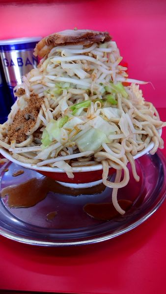 「ラーメン700円限界盛りニンニク少し辛め削り節」@麺でる 田園調布本店の写真