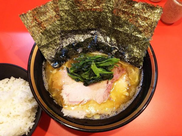 「ラーメン（多め硬め）＋ライス　750＋150円」@横浜家系総本山 吉村家直系店 ラーメン内田家の写真