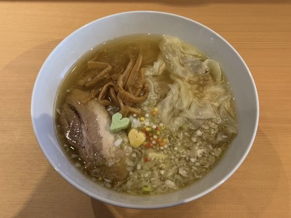 「わんたん塩らぁ麺」@らぁ麺 恋泥棒の写真