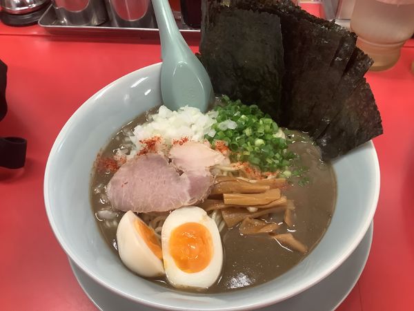 「鬼煮干しラーメン 880円」@山岡家 千葉若葉区店の写真